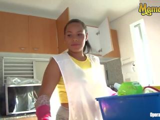 Operacion limpieza - columbian servitoare cu mare uriaș fund inpulit de clients