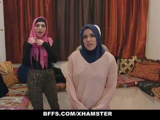 Bffs - kautrīga nepiedzīvojis poonjab meitenes jāšanās uz viņu hijabs