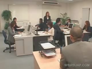 Japoniškas seductress gauna roped į jos ofisas kėdė ir pakliuvom