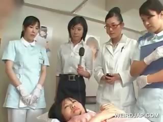 Aziatisch brunette dochter klappen harig johnson bij de ziekenhuis