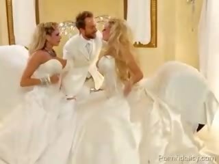 Dwa blondies z ogromny baloons w bridal dresses dzielenie się jeden penis