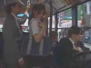 אסייתי נוער damsel מגוששת ב אוטובוס על ידי קבוצה