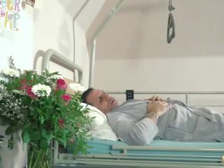 Paauglys slaugytojų šūdas senas senelis į a padirbtas ligoninė lova ir duoti aplaistytas čiulpimas