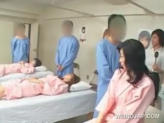 Ázsiai barna fiatal nő fúj szőrös tag nál nél a kórház