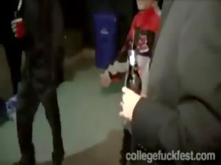 Nemravné vysoká škola študentov na párty