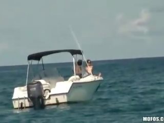 Две момичета на а яхта spied на и ударих