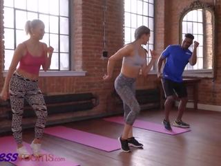 Фитнес стаи вкусно стейси и джулия паркър между различни раси един мъж две жени гимнастически салон тройка