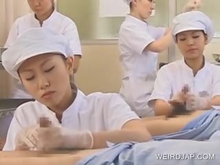 Japońskie pielęgniarka siorbanie sperma na zewnątrz z napalone phallus