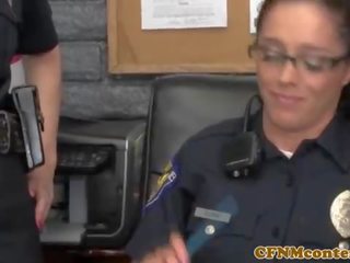 Dominasi wanita petugas polisi milfs di seragam