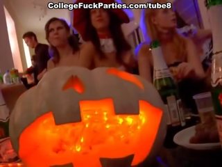 Halloween parten turned till en orgia hård
