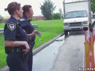 Perempuan polisi menarik lebih hitam suspect dan mengisap dia kemaluan laki-laki