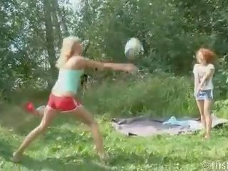 Volleyball vixens andma väljas kolmekesi suhuvõtmine