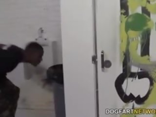 Brooklyn inseguire prende nero cazzi a cazzo in un toilette