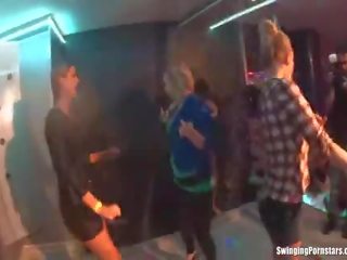 Slutty vajzat duke kërcyer erotically në një klub