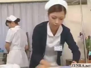 Japanska sjuksköterska practices henne avrunkning teknik
