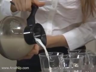 Aziatisch secretaresse van tokyo met bips melk