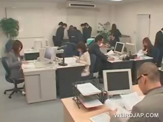 Appealing азиатки офис мадама получава полово подразни при работа