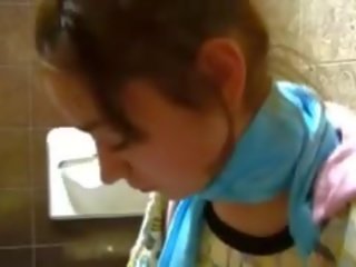 صغيرتي ناتاشا فتاة عار في مرحاض