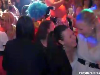 Full concupiscent jenter få følte opp ved en nattklubb disco