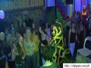 Alcoolisée femme danse sur disco