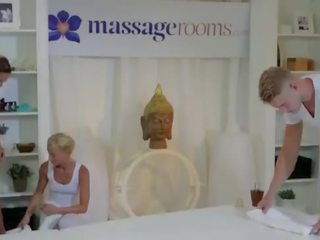 Двойка на masseurs бандите брюнетка